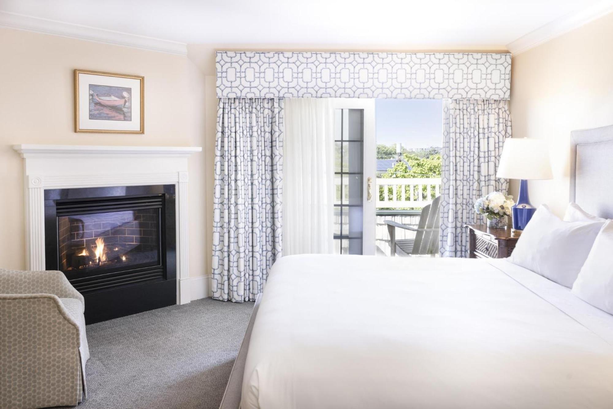 Club Suite (Adults 25+)
